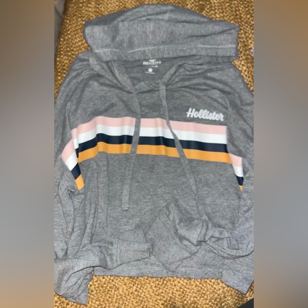 Hollister.
Size medium.
